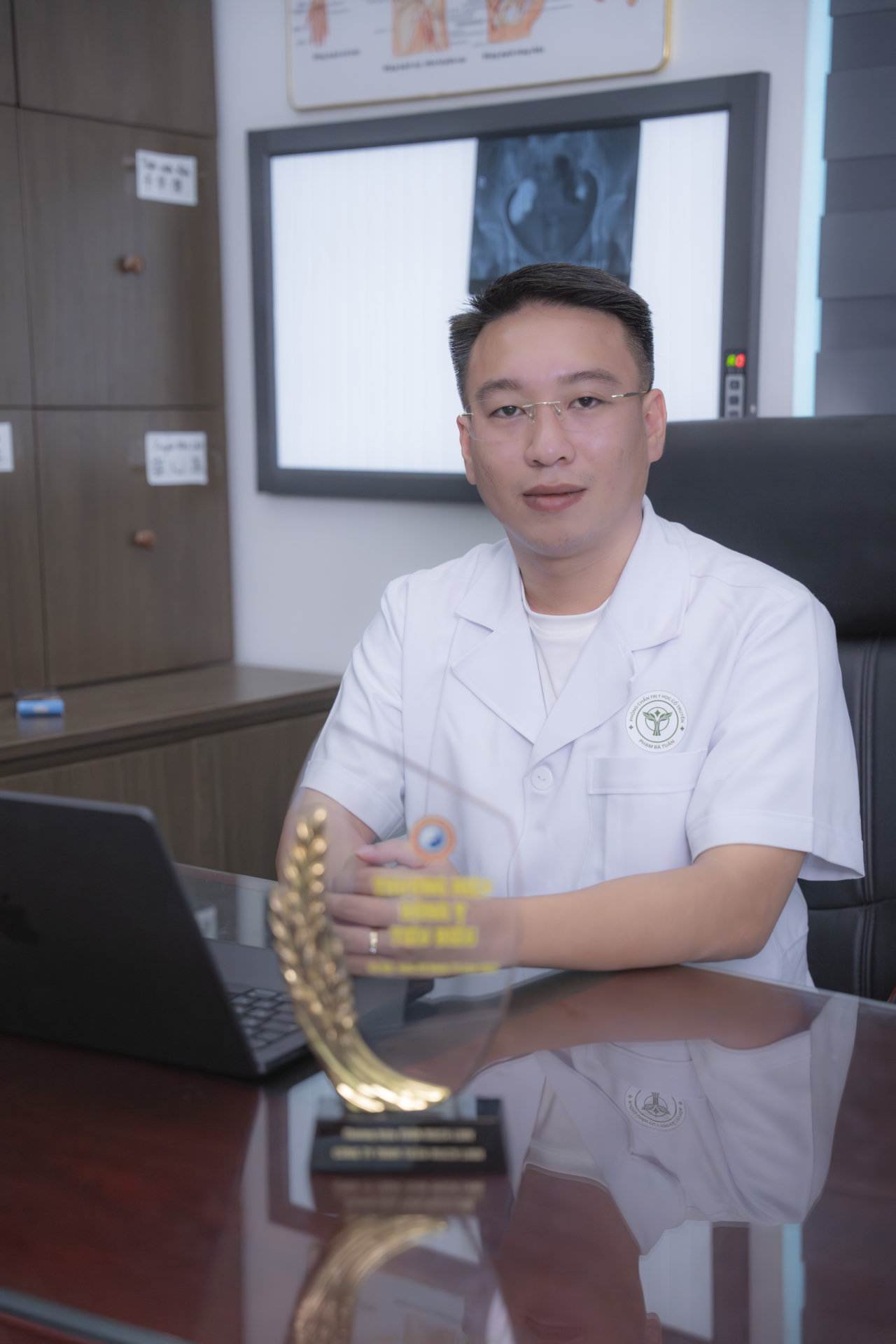 Bác sĩ Phạm Bá Lin tại phòng khám